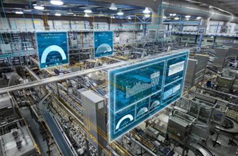 Immagine di uno stabilimento produttivo dall'interno con in sovraimpressione delle analitiche digitali ad evidenziare il monitoraggio e l'innovazione della linea produttiva